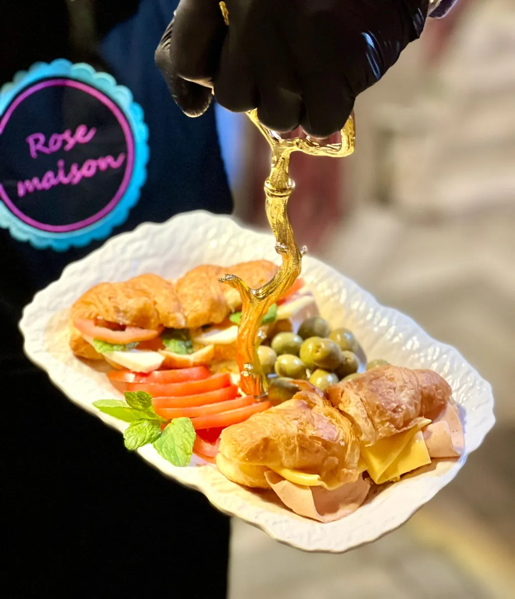 كرواسون تشيز اند لانشون